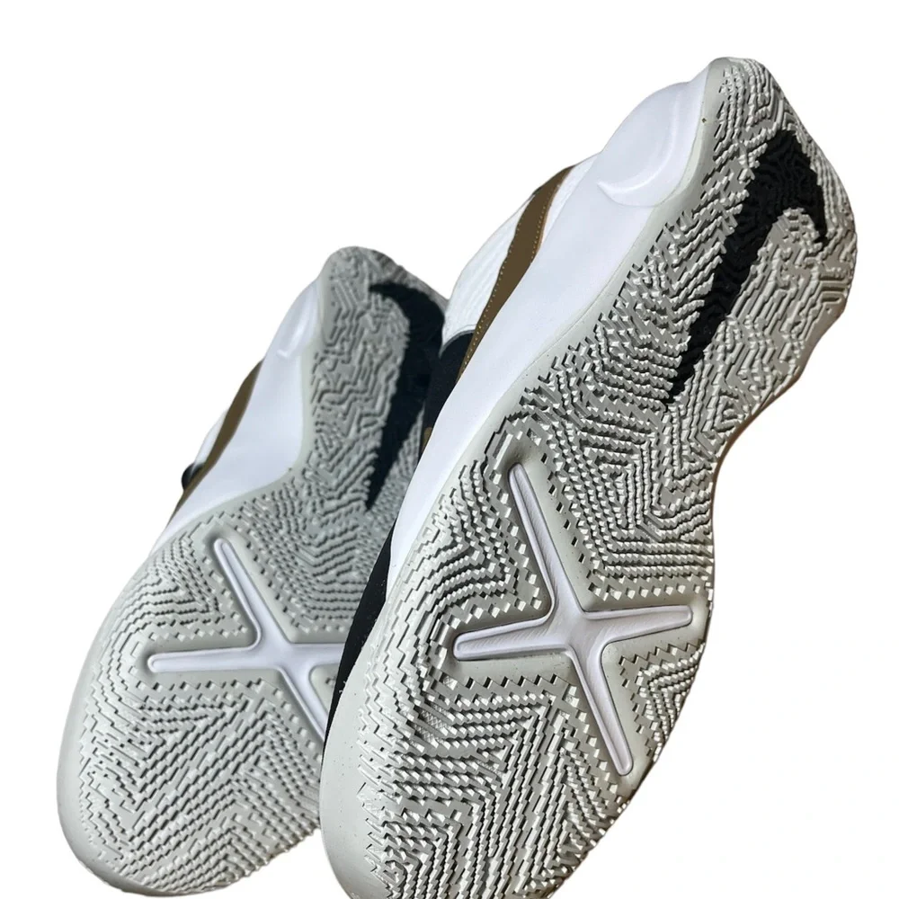 Nike TEAM HUSTLE D10 Black/White Boy‎ Shoes Sz 7Y